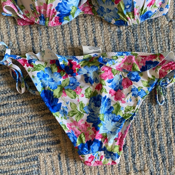 Floral string push up bikini from Abercrombie - Picture 2 of 5
